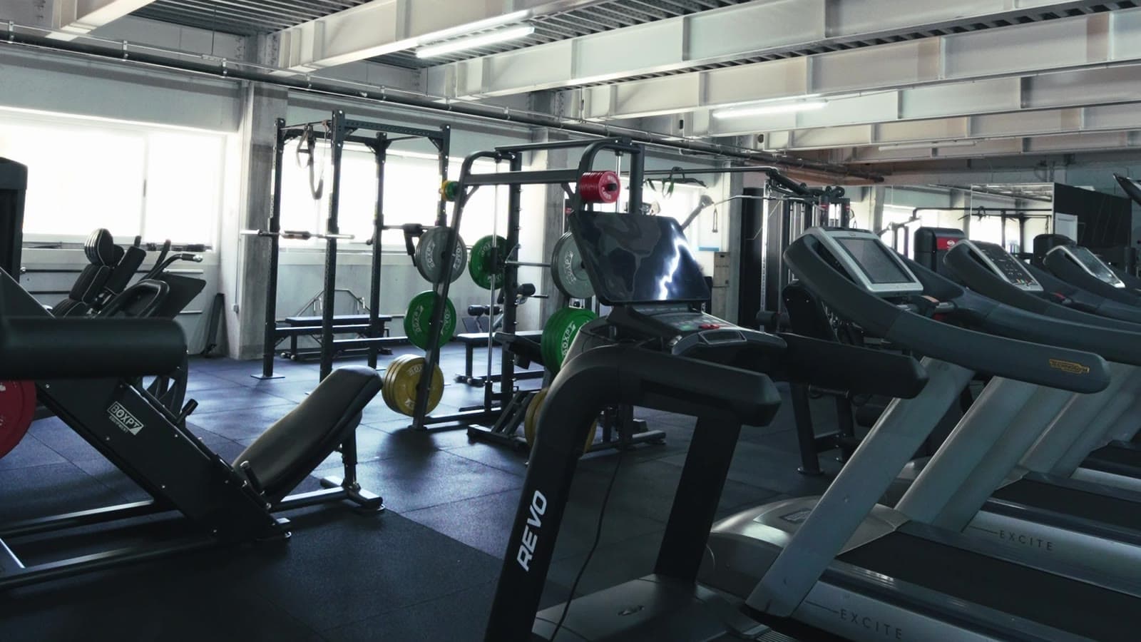 Sala de musculação do Connect Club, com racks, discos e passadeiras