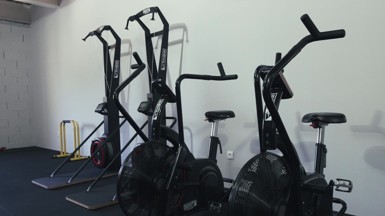 Zona de cardio do Connect Club com bicicletas de ar e ski ergs
